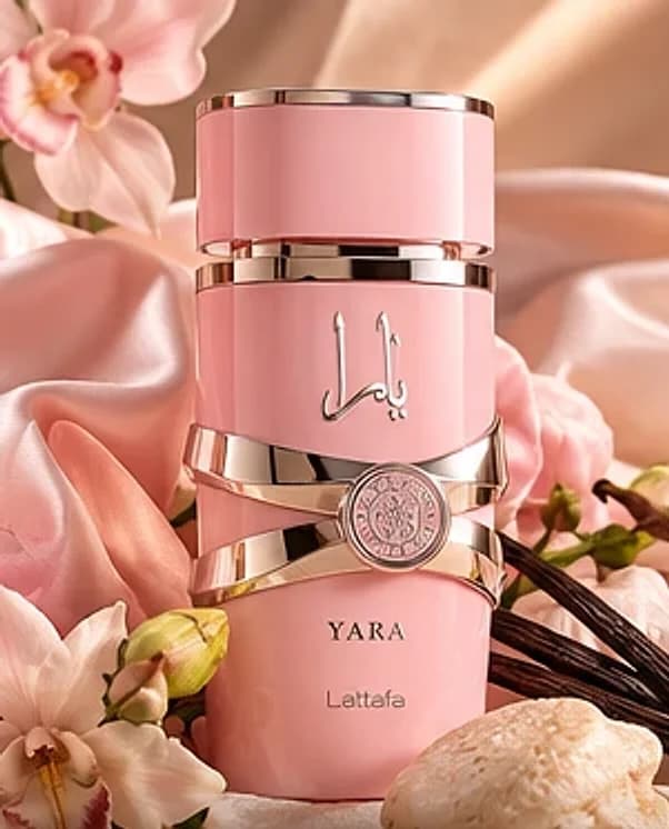 Frasco rosa do Lattafa Yara 100ml sobre tecido acetinado com flores e baunilha